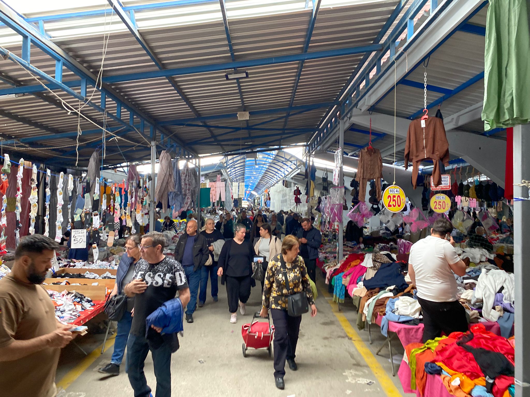 Edirne’de her cuma kurulan Balkan Pazarı’nda bayram öncesi yoğunluk yaşandı. Vatandaşlar, yağışlı havaya rağmen pazarı doldurdu.